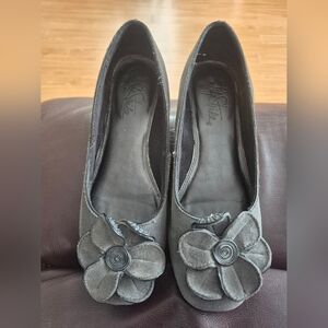 Life Stride Gray Suede Floral Ballet Flats